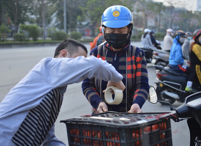 CLIP: Hàng trăm người dân đổ xô đi “giải cứu” nông sản Hải Dương - Ảnh 13.