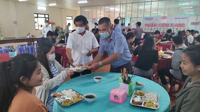 Mr. Doan Ngoc Hai works as a waiter to receive 60 million VND to build houses for the poor - Photo 4.