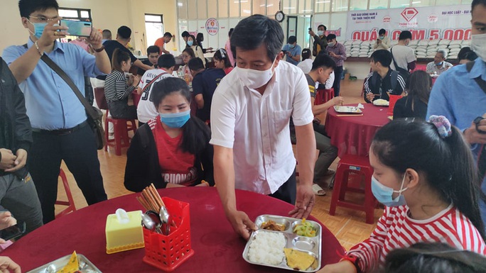 Mr. Doan Ngoc Hai works as a waiter to receive 60 million VND to build houses for the poor - Photo 1.