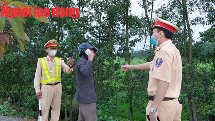 CLIP: Người đàn ông từ chối đo nồng độ cồn, gọi điện thoại đọc số hiệu và tên CSGT cho người bí ẩn - Ảnh 1. CLIP: Người đàn ông từ chối đo nồng độ cồn, gọi điện thoại đọc số hiệu và tên CSGT cho người bí ẩn - Ảnh 1.