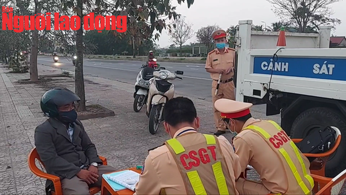 CLIP: Người đàn ông từ chối đo nồng độ cồn, gọi điện thoại đọc số hiệu và tên CSGT cho người bí ẩn - Ảnh 3. CLIP: Người đàn ông từ chối đo nồng độ cồn, gọi điện thoại đọc số hiệu và tên CSGT cho người bí ẩn - Ảnh 3.