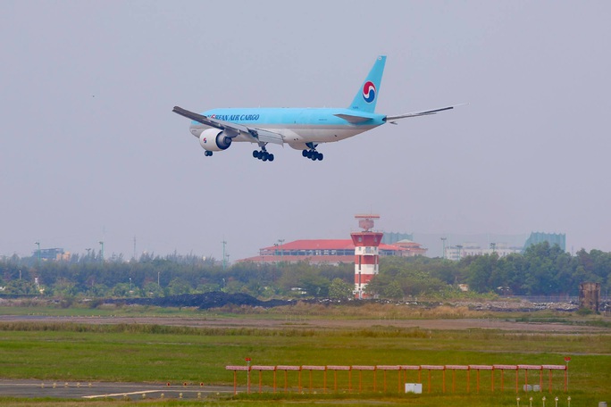 Lô vắc-xin ngừa Covid-19 đầu tiên về đến sân bay Tân Sơn Nhất - Ảnh 2.