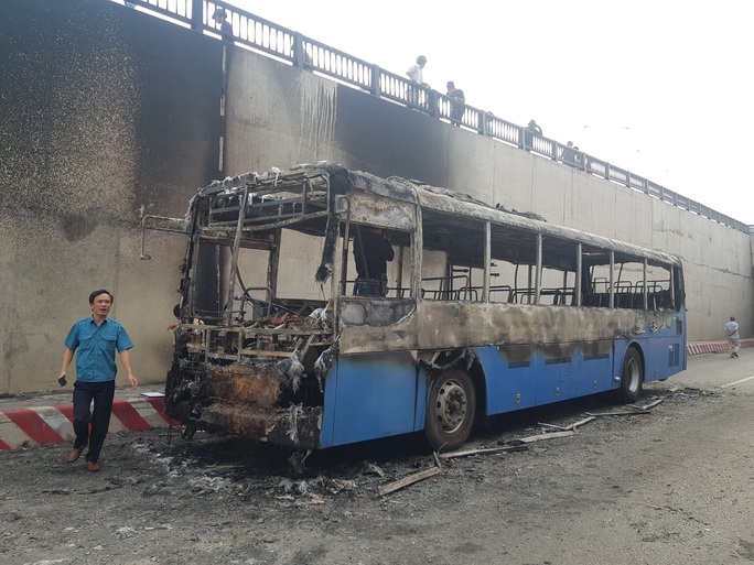 Cận cảnh hiện trường vụ cháy xe buýt ở hầm chui An Sương - Ảnh 2.