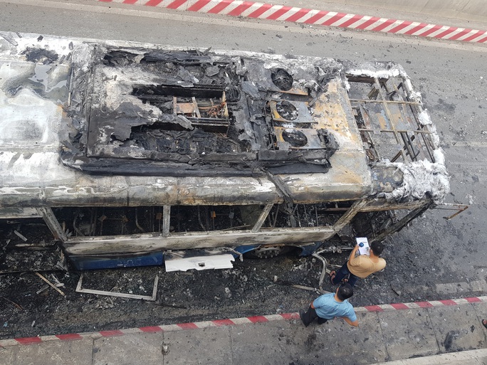 Cận cảnh hiện trường vụ cháy xe buýt ở hầm chui An Sương - Ảnh 3.