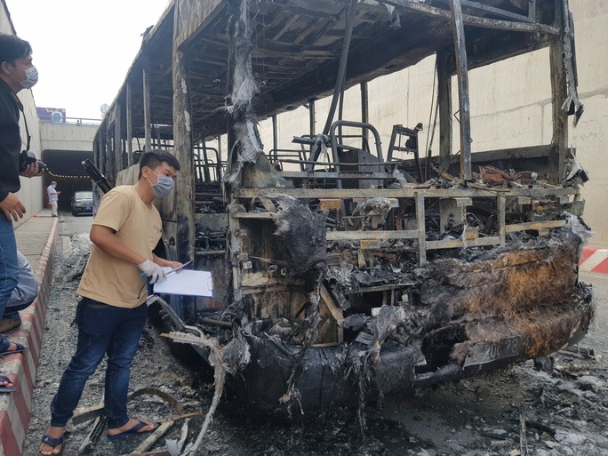Cận cảnh hiện trường vụ cháy xe buýt ở hầm chui An Sương - Ảnh 1.