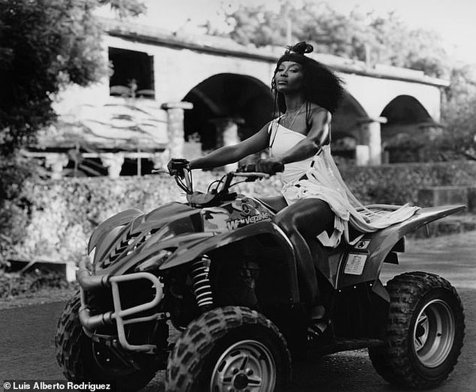 “Báo đen” Naomi Campbell khoe vẻ hoang dã và quyến rũ - Ảnh 12.