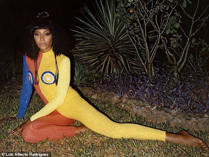 “Báo đen” Naomi Campbell khoe vẻ hoang dã và quyến rũ - Ảnh 10.