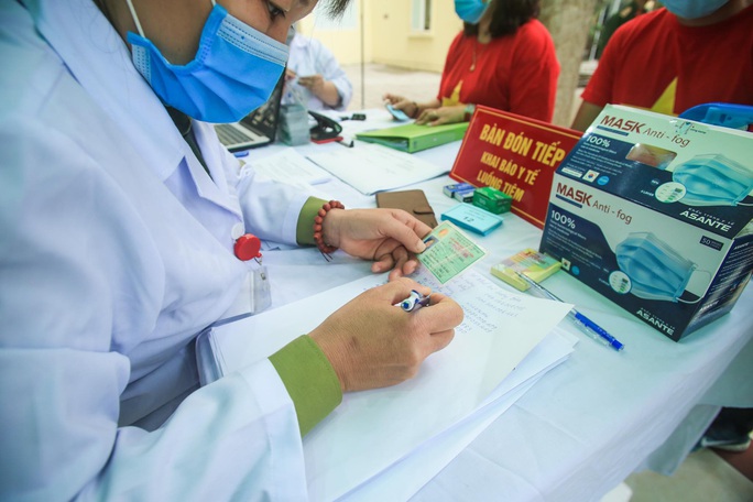 CLIP: Many volunteers registered to test Covid-19 vaccine at the age of 60-70 - Photo 9. CLIP: Many volunteers registered to test Covid-19 vaccine at the age of 60-70 - Photo 9.