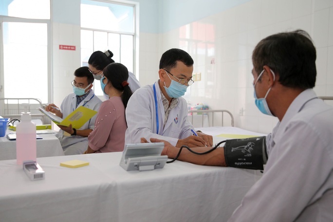 Tiêm thử nghiệm vắc-xin COVID-19 của Việt Nam cho 300 người ở Long An - Ảnh 3.