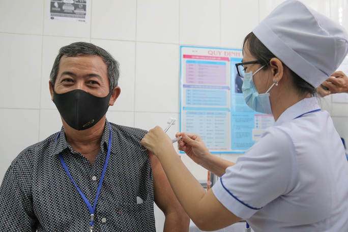 Tiêm thử nghiệm vắc-xin COVID-19 của Việt Nam cho 300 người ở Long An - Ảnh 7.