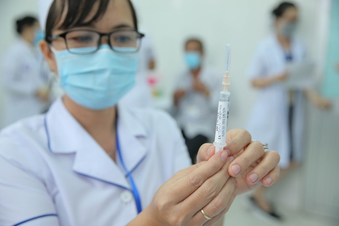 Tiêm thử nghiệm vắc-xin COVID-19 của Việt Nam cho 300 người ở Long An - Ảnh 5.