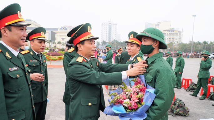 Bí thư, Chủ tịch Thanh Hóa tiễn gần 4 ngàn tân binh nhập ngũ - Ảnh 3.