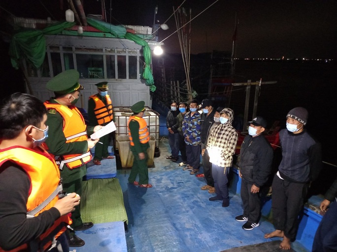 Đi đánh cá từ Vân Đồn về, 11 ngư dân Thanh Hóa phải cách ly ngừa Covid-19 - Ảnh 1.