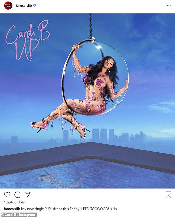 Nữ rapper Cardi B gây sốt khi “mặc như không” - Ảnh 3.