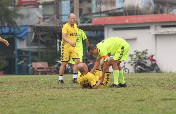 Sân bóng tình người - Ảnh 3.