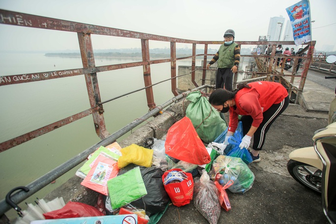 CLIP: Hàng trăm tình nguyện viên túc trực cầu Long Biên giúp người dân thả cá, gom túi nilon - Ảnh 13.