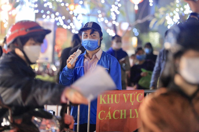 CLIP: 88 Lang Ha high-class apartment building blockade, residents messed with medical notification - Photo 4.