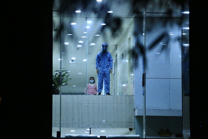 CLIP: Lang Ha's 88 high-class apartment building blockade, residents messed with medical notification - Photo 13.