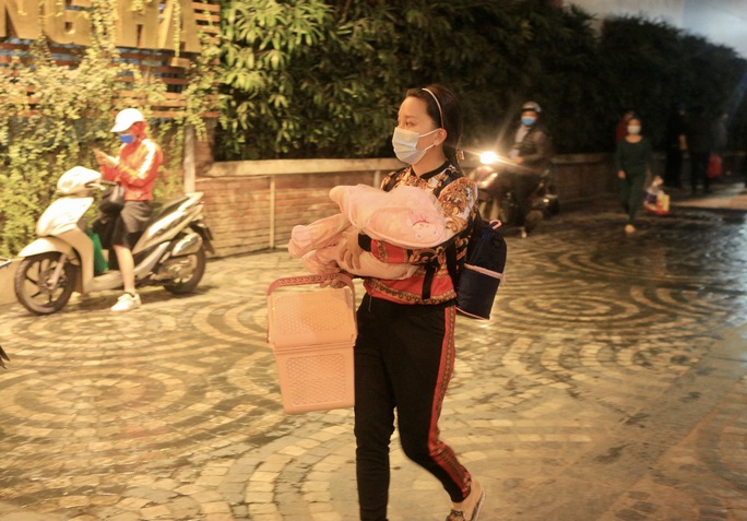 CLIP: Lang Ha Luxury Apartment Building 88 Blockade, Residents Mess to Report Doctors - Photo 15.