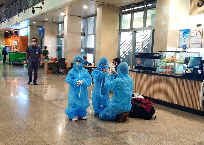 Sân bay Tân Sơn Nhất đông nghẹt ngày 25 Tết, nhiều khách trùm kín người để phòng dịch - Ảnh 4.