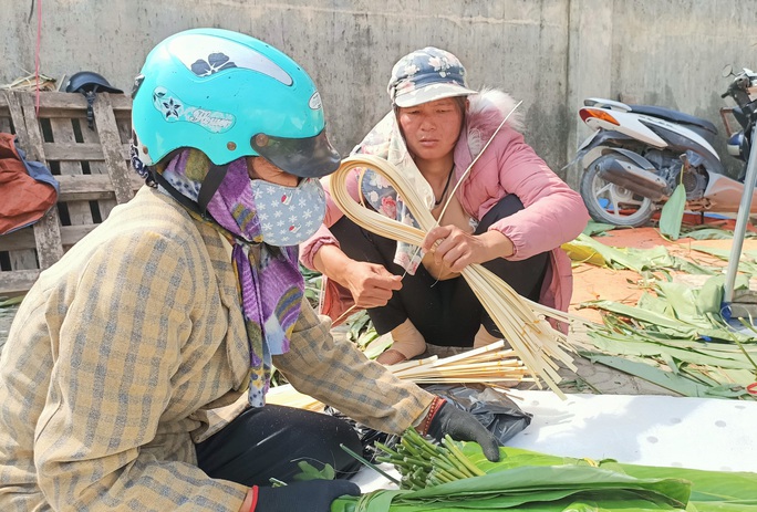 CLIP: Những người phụ nữ chẻ lạt giang gói bánh chưng ở chợ đầu mối - Ảnh 5.