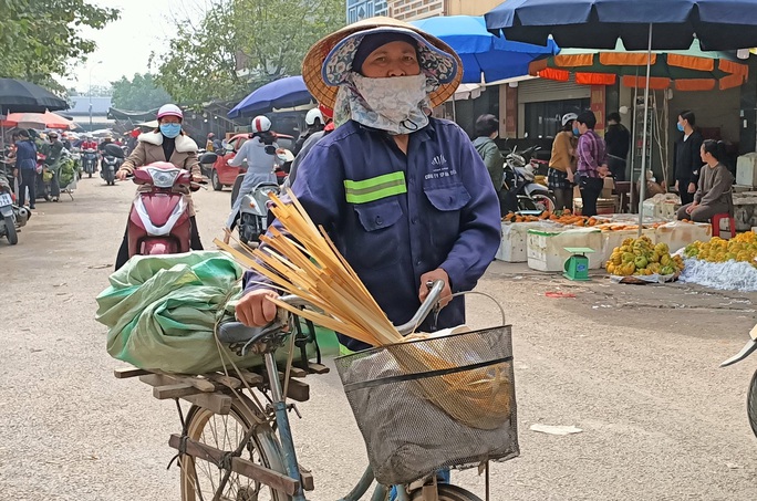 CLIP: Những người phụ nữ chẻ lạt giang gói bánh chưng ở chợ đầu mối - Ảnh 10.