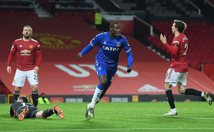 Công làm thủ phá, Man United đánh rơi chiến thắng ở Old Trafford - Ảnh 6.