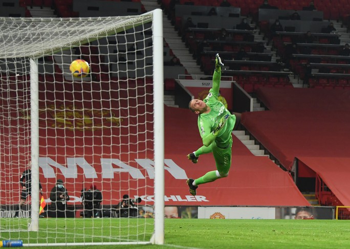 Công làm thủ phá, Man United đánh rơi chiến thắng ở Old Trafford - Ảnh 4.