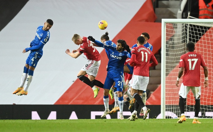 Công làm thủ phá, Man United đánh rơi chiến thắng ở Old Trafford - Ảnh 8.