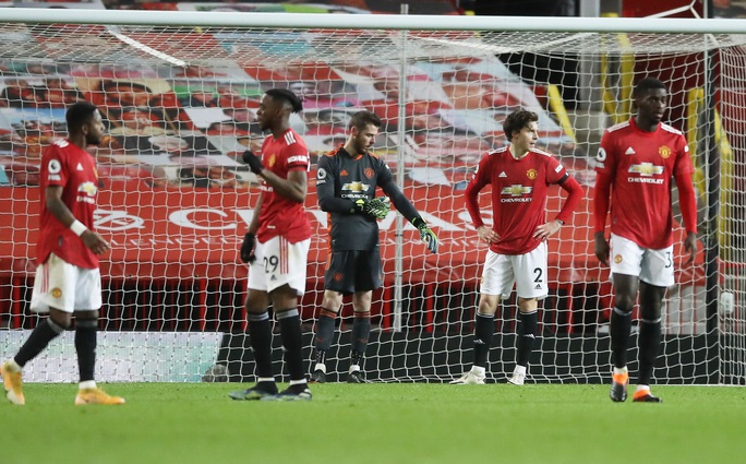 Công làm thủ phá, Man United đánh rơi chiến thắng ở Old Trafford - Ảnh 2.