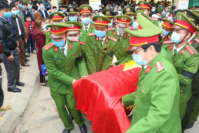 Thăng quân hàm cho thiếu tá công an hi sinh khi vây bắt tội phạm ngày giáp Tết - Ảnh 1.