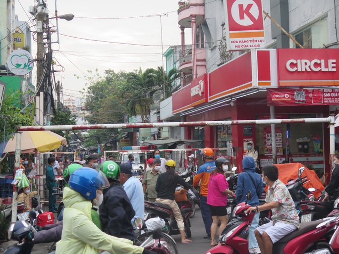 TP HCM: Cận cảnh phong tỏa nhiều khu dân cư liên quan 4 ca Covid-19 ở Tân Sơn Nhất - Ảnh 2.