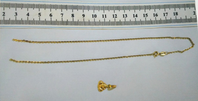 CLIP: Người dân vây bắt người phụ nữ giật dây chuyền của bé 2 tuổi - Ảnh 4.