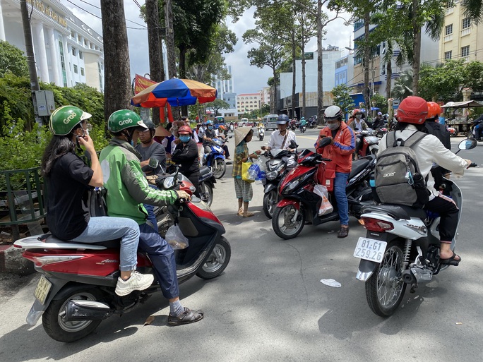 Grab, Gojek, Baemin tăng phụ phí dịp Tết đến 15.000 đồng/chuyến - Ảnh 1.