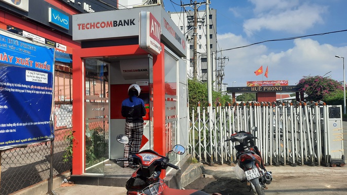 Chuyện lạ: ATM giao dịch ế ẩm những ngày cuối năm - Ảnh 1.