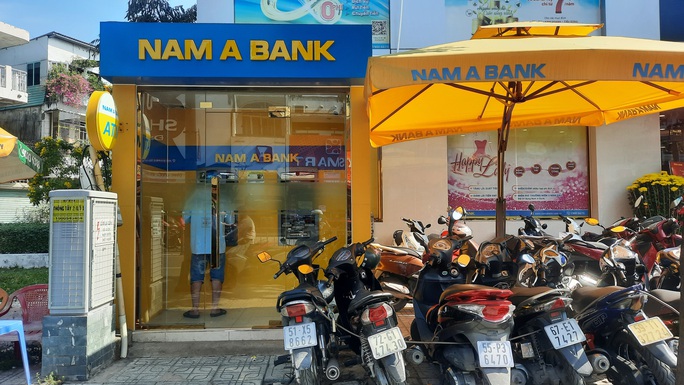 Chuyện lạ: ATM giao dịch ế ẩm những ngày cuối năm - Ảnh 3.