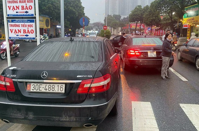 Tạm giữ 2 xe Mercedes cùng biển số trên đường Hà Nội - Ảnh 1. Tạm giữ 2 xe Mercedes cùng biển số trên đường Hà Nội - Ảnh 1.