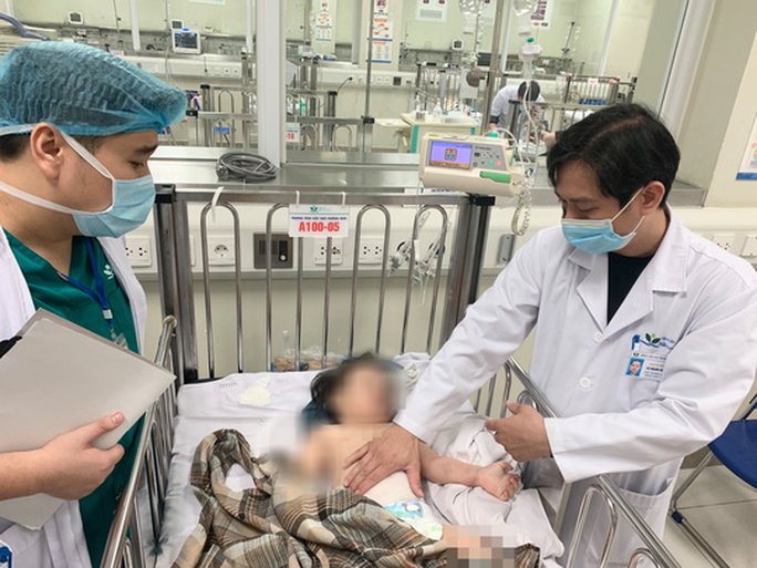 Các bác sĩ thăm khám cho cháu bé tại Phòng Cấp cứu - Ảnh: Bệnh viện cung cấp