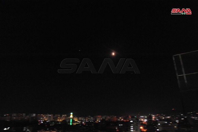 Syria tuyên bố bắn hạ hầu hết tên lửa Israel bay tới Damascus - Ảnh 2.