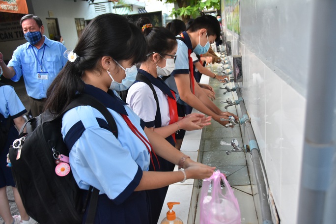 Hình ảnh học sinh TP HCM trở lại trường sau kỳ nghỉ dài - Ảnh 10. Hình ảnh học sinh TP HCM trở lại trường sau kỳ nghỉ dài - Ảnh 10.