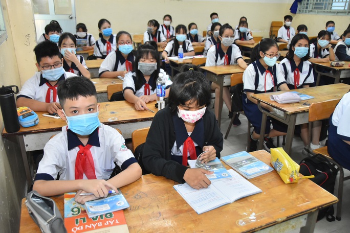 Hình ảnh học sinh TP HCM trở lại trường sau kỳ nghỉ dài - Ảnh 12. Hình ảnh học sinh TP HCM trở lại trường sau kỳ nghỉ dài - Ảnh 12.