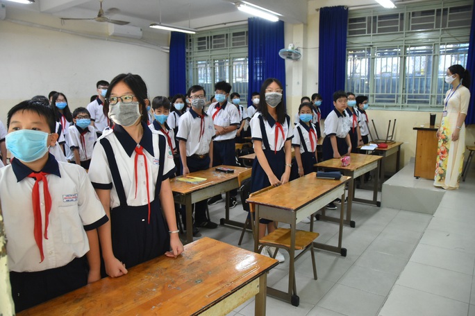 Hình ảnh học sinh TP HCM trở lại trường sau kỳ nghỉ dài - Ảnh 11. Hình ảnh học sinh TP HCM trở lại trường sau kỳ nghỉ dài - Ảnh 11.