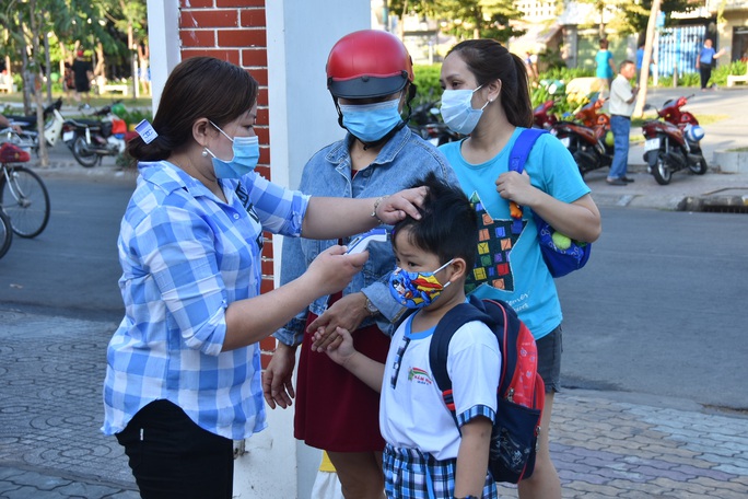 Hình ảnh học sinh TP HCM trở lại trường sau kỳ nghỉ dài - Ảnh 13. Hình ảnh học sinh TP HCM trở lại trường sau kỳ nghỉ dài - Ảnh 13.
