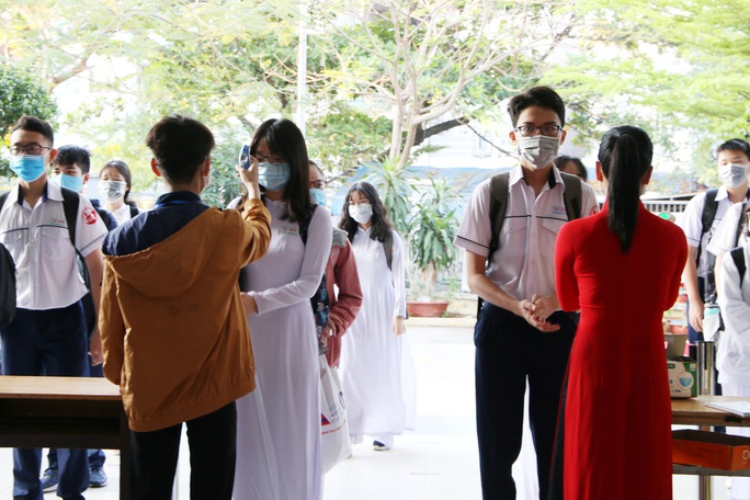 Hình ảnh học sinh TP HCM trở lại trường sau kỳ nghỉ dài - Ảnh 1. Hình ảnh học sinh TP HCM trở lại trường sau kỳ nghỉ dài - Ảnh 1.