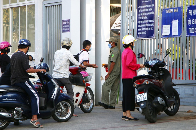 Hình ảnh học sinh TP HCM trở lại trường sau kỳ nghỉ dài - Ảnh 4. Hình ảnh học sinh TP HCM trở lại trường sau kỳ nghỉ dài - Ảnh 4.
