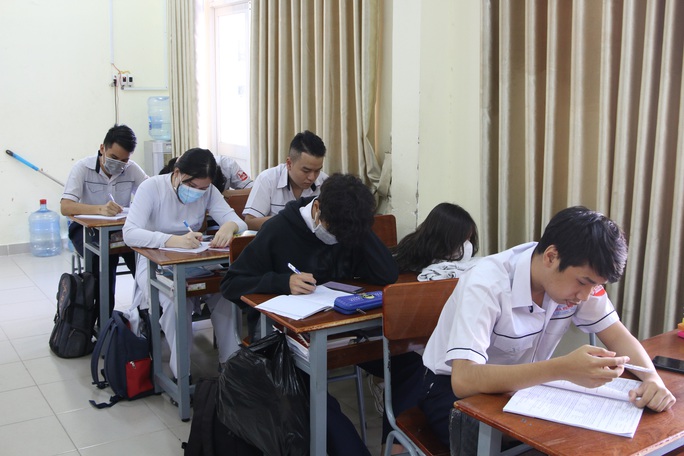 Hình ảnh học sinh TP HCM trở lại trường sau kỳ nghỉ dài - Ảnh 3. Hình ảnh học sinh TP HCM trở lại trường sau kỳ nghỉ dài - Ảnh 3.