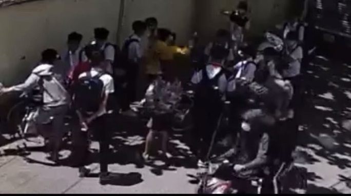 CLIP: Học sinh lớp 8 bị đánh hội đồng ngay trước cổng trường - Ảnh 2.