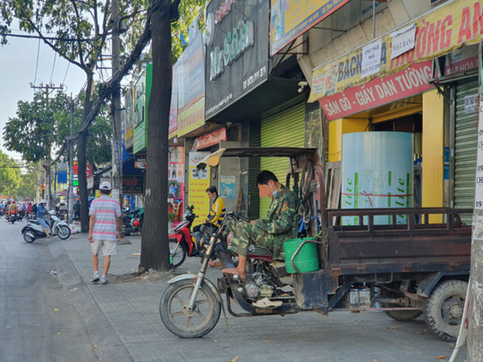 CSGT TPHCM tăng cường xử lý xe dùng giấy tờ giả, đèn, kèn, phanh có như không - Ảnh 1.