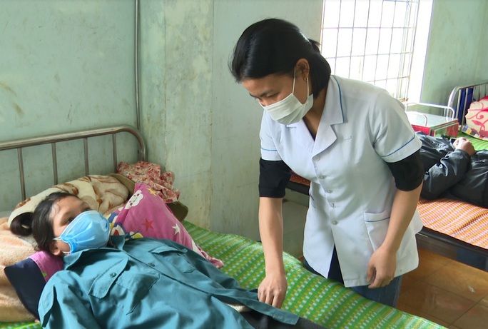 Bệnh lạ làm 2 người chết ở Kon Tum: Nghi ngộ độc thực phẩm - Ảnh 1.