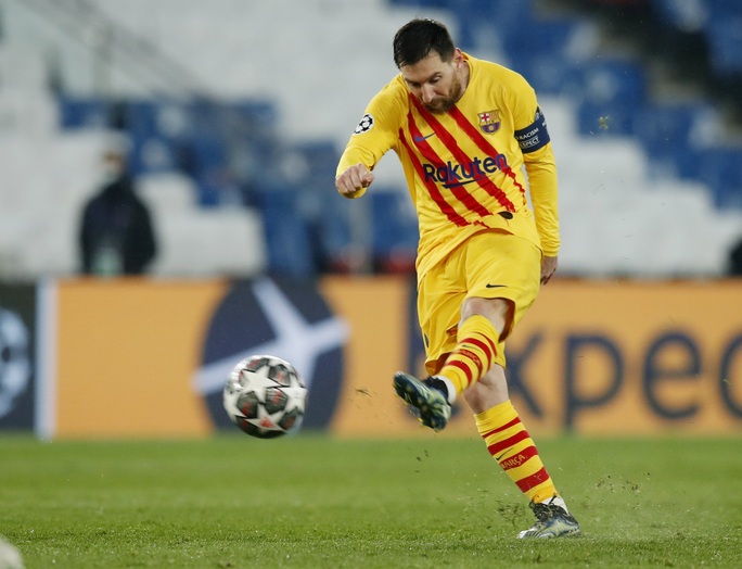 Messi sút hỏng phạt đền, Barcelona dừng bước sớm ở Champions League - Ảnh 4.